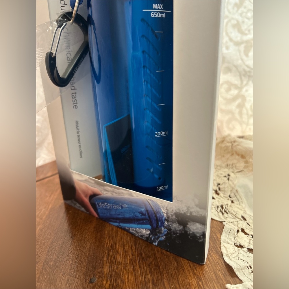 LifeStraw Blue Water Bottle with Filtration - Picture 7 of 8